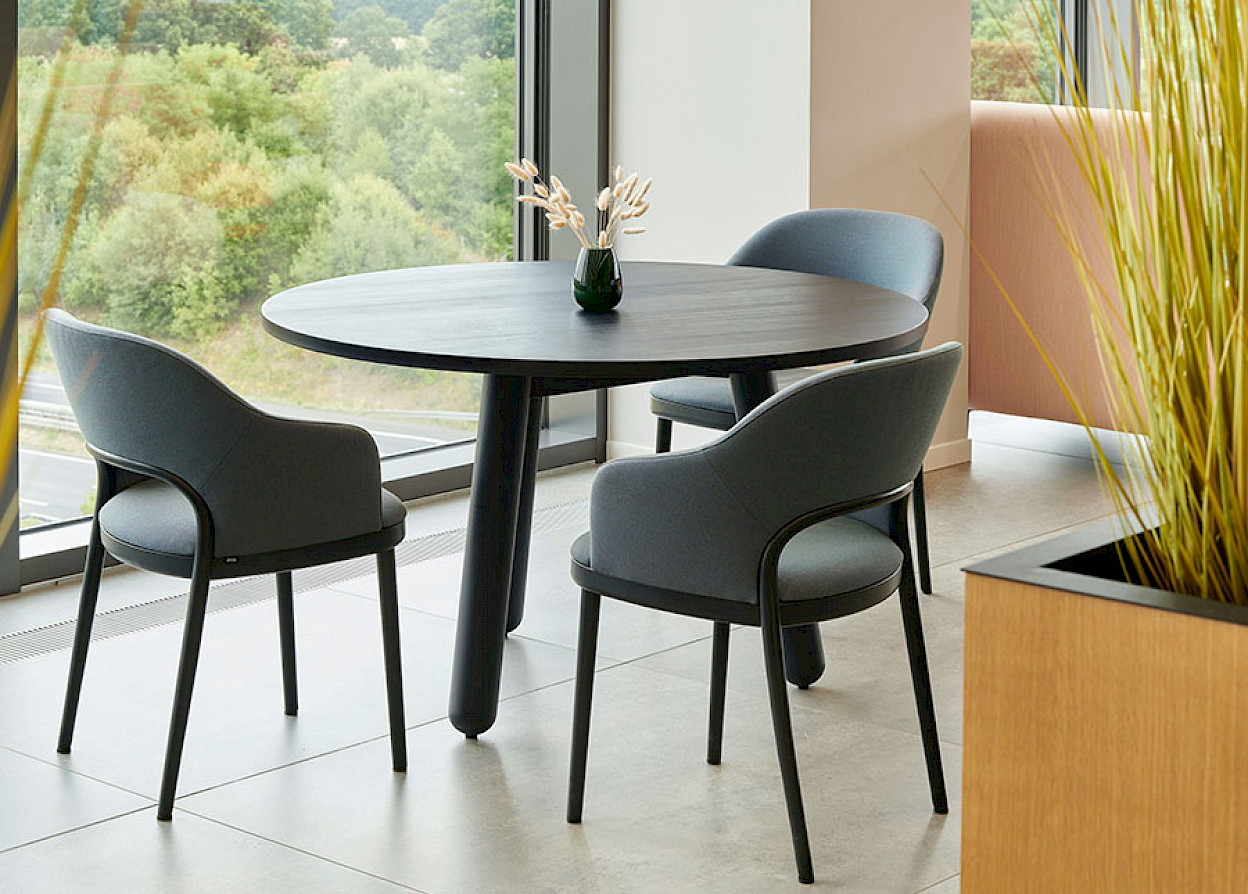 The high-quality 520 upholstered chair by Marco Dessí enriches rooms and is synonymous with contemporary elegance and communicative interaction. Image: Thonet