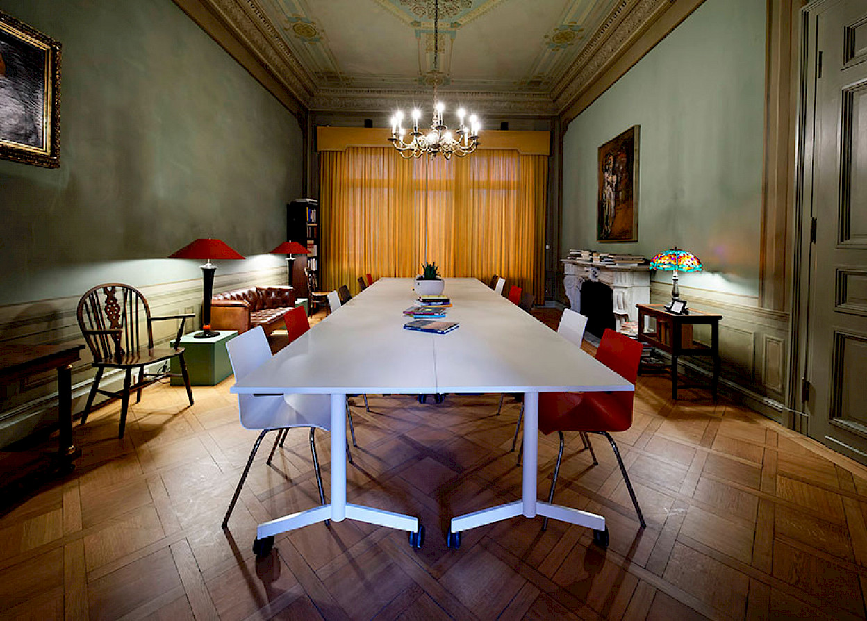 In the stately fireplace room, Pontis folding tables on castors and Consento Roma stacking chairs are used to create a flexible room design at short notice. Image: ASSMANN